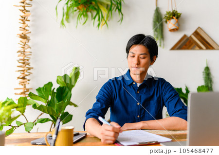 ボタニカルな書斎にいる男性 105468477