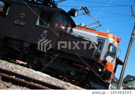 快晴の空に佇むアルピコ交通ED301形電気機関車と3000系電車_2023/7/2撮影 105468503