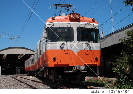 快晴の空に佇むアルピコ交通3000系電車_2023/7/2撮影 105468504