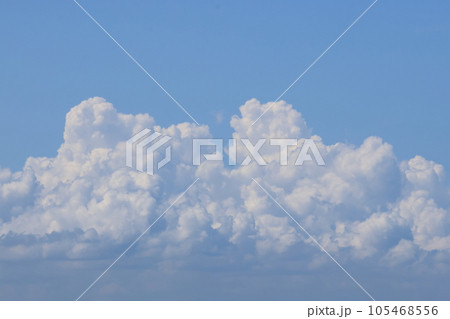 夏の青空と白い雲 夏の青空と白い雲 105468556