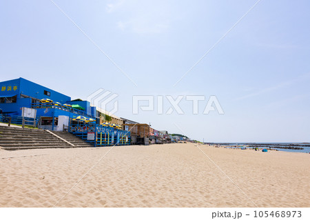 真夏の新潟県の関屋浜の海水浴場 真夏の新潟県の関屋浜の海水浴場 105468973