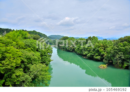 《岐阜県》川辺町　緑豊かな飛騨川 105469192