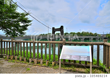 《岐阜県》川辺町　緑豊かな飛騨川の川辺ダム湖に残る旧山川橋の橋脚と山川橋 105469214