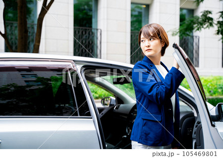 車から降りるビジネスウーマン 105469801