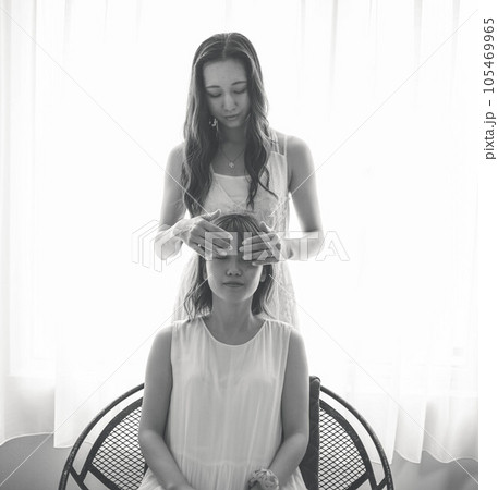 白いワンピースの女性二人組 105469965