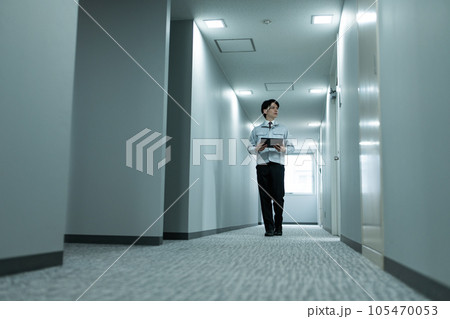 働く仲間たち、ビジネスシーン 働く仲間たち、ビジネスシーン 105470053