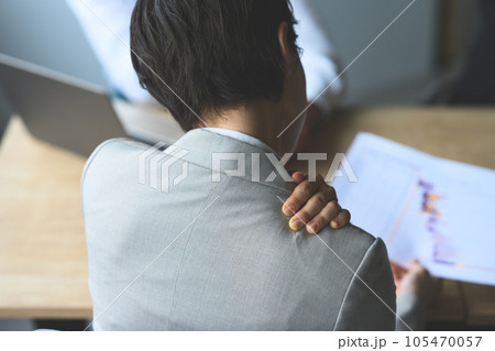 働く仲間たち、ビジネスシーン 働く仲間たち、ビジネスシーン 105470057