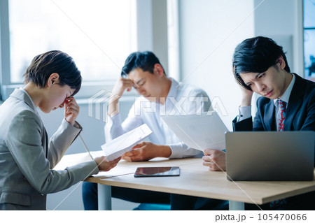 働く仲間たち、ビジネスシーン 105470066