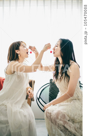 白いワンピースの女性二人組 105470088