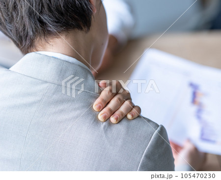 働く仲間たち、ビジネスシーン 105470230