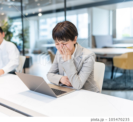 働く仲間たち、ビジネスシーン 働く仲間たち、ビジネスシーン 105470235