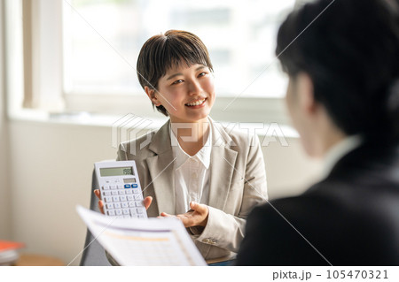 商談をする若手ビジネスパーソン 105470321