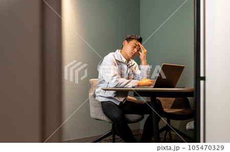 働く仲間たち、ビジネスシーン 105470329