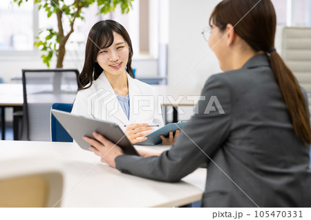 働く仲間たち、ビジネスシーン 働く仲間たち、ビジネスシーン 105470331
