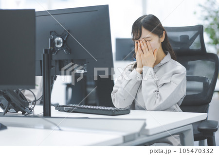 働く仲間たち、ビジネスシーン 働く仲間たち、ビジネスシーン 105470332