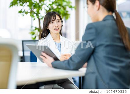 働く仲間たち、ビジネスシーン 105470336