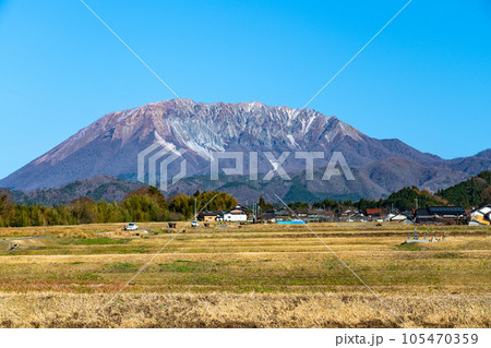 【日本百名山】冬晴れの貝田の棚田と大山2 鳥取県日野郡江府町 【日本百名山】冬晴れの貝田の棚田と大山2 鳥取県日野郡江府町 105470359