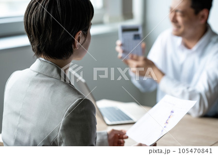 商談をする若手ビジネスパーソン 105470841
