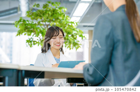 働く仲間たち、ビジネスシーン 105470842