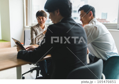 商談をする若手ビジネスパーソン 商談をする若手ビジネスパーソン 105470851