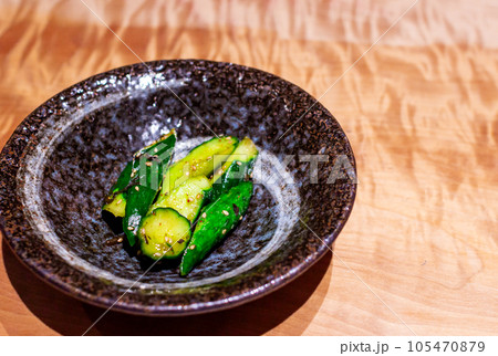 和食器のお皿に美味しそうなきゅうりのお漬物がのっている 和食器のお皿に美味しそうなきゅうりのお漬物がのっている 105470879