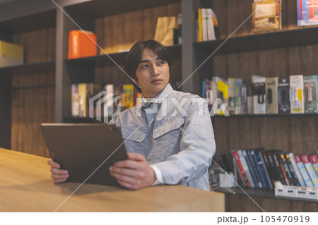 働く仲間たち、ビジネスシーン 働く仲間たち、ビジネスシーン 105470919