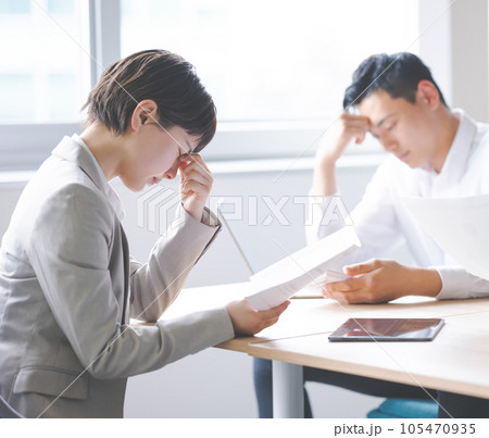働く仲間たち、ビジネスシーン 働く仲間たち、ビジネスシーン 105470935