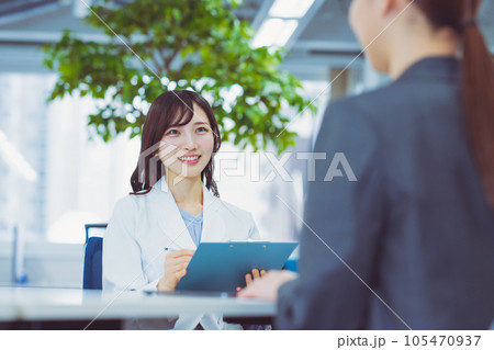 働く仲間たち、ビジネスシーン 105470937