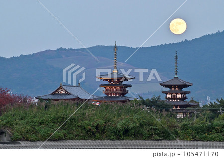 夕暮れの勝間田池、薬師寺と満月の風景 105471170