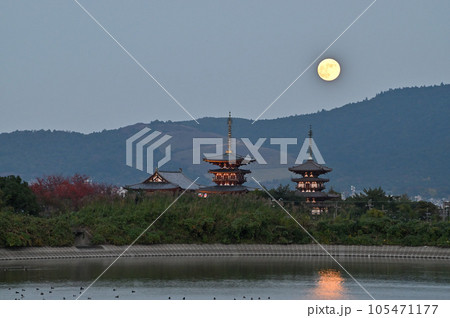 夕暮れの勝間田池、薬師寺と満月の風景 105471177