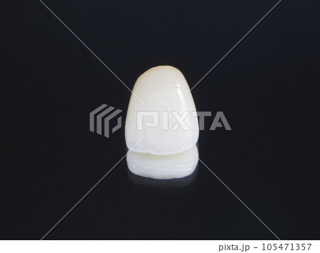 白くてきれいなセラミックの歯 105471357