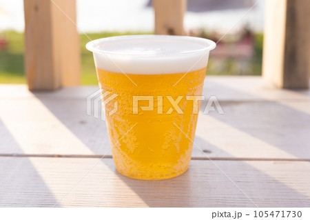 真夏の屋外で飲む美味しい生ビール 真夏の屋外で飲む美味しい生ビール 105471730