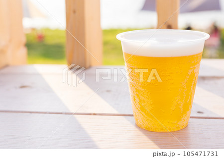 真夏の屋外で飲む美味しい生ビール 105471731