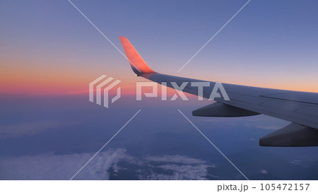 飛行機からの日没後のマジックアワー1 飛行機からの日没後のマジックアワー1 105472157