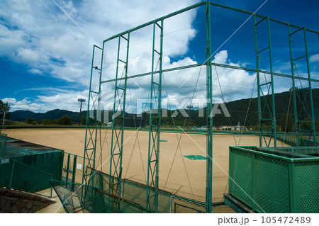 夏の田舎の野球場 3塁側 01 ネット裏 夏の田舎の野球場 3塁側 01 ネット裏 105472489