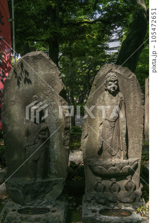 公園の隅にひっそりとたたずむ地蔵像と仏像・大塚公園・文京区 105472651