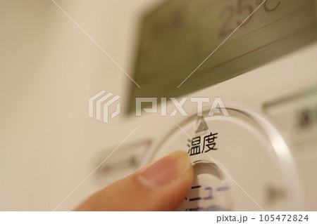 エアコンの壁取り付け型のリモコン エアコンの壁取り付け型のリモコン 105472824