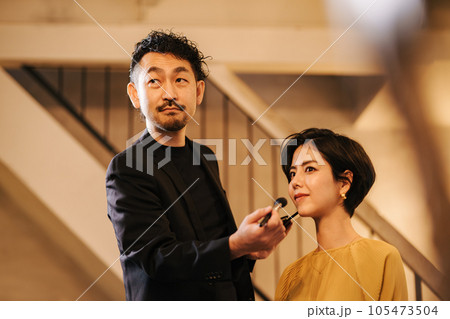 男性メイクアップアーティスト 男性メイクアップアーティスト 105473504