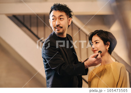 男性メイクアップアーティスト 105473505