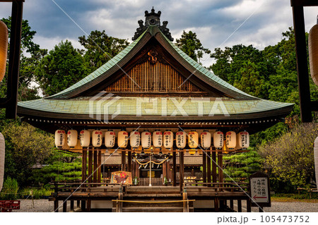 梅宮大社の夏、残暑の夕焼けに佇む拝殿を随身門から臨む 梅宮大社の夏、残暑の夕焼けに佇む拝殿を随身門から臨む 105473752