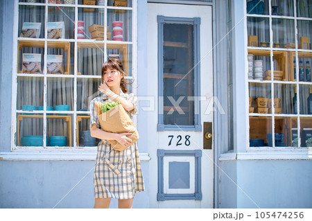 買い物袋を持つ若い女性 105474256