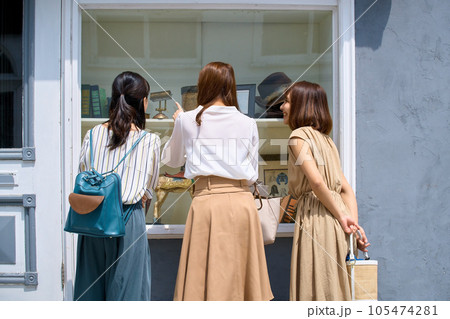 ショッピングモールを散策する3人の若い女性 105474281