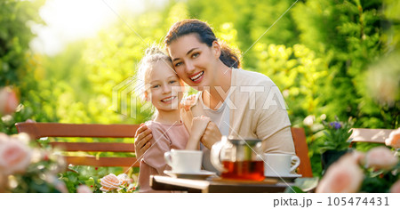 family drinking tea in the garden 105474431