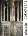 Old wooden gates with a chain lock. 105475541