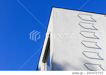 Corner of white walls with metal stairs under blue sky Corner of white walls with metal stairs under blue sky 105475755