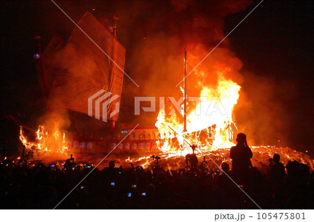 炎 ほのお 燃え盛る 105475801