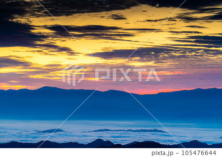【日の出素材】小熊山展望台から見る日の出と雲海【長野県】 105476644