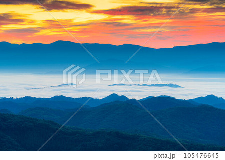 【日の出素材】小熊山展望台から見る日の出と雲海【長野県】 105476645