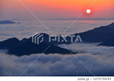 岩屋山の雲海 岩屋山の雲海 105476694