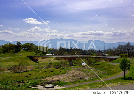 新緑の河川公園から望む景色 105476796